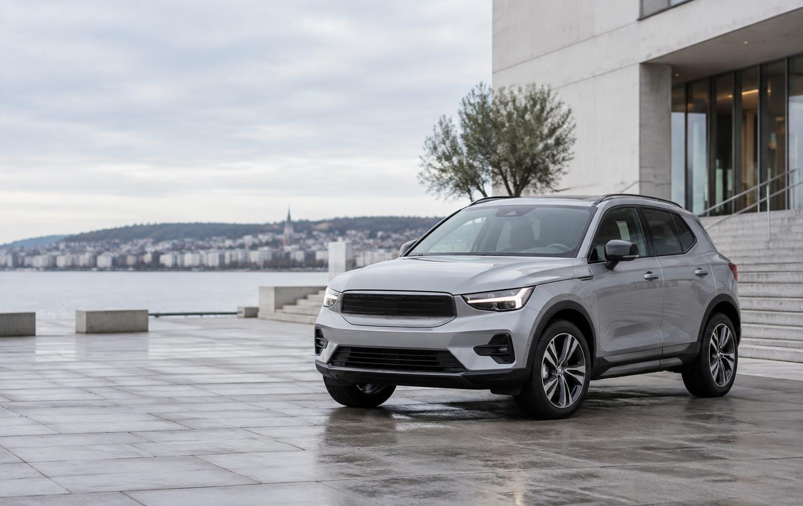 Ljus personbil parkerad vid modern byggnad